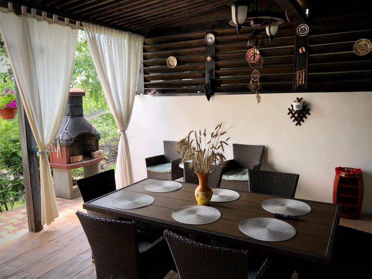 Casa Paunescu Milostea Exteriör bild
